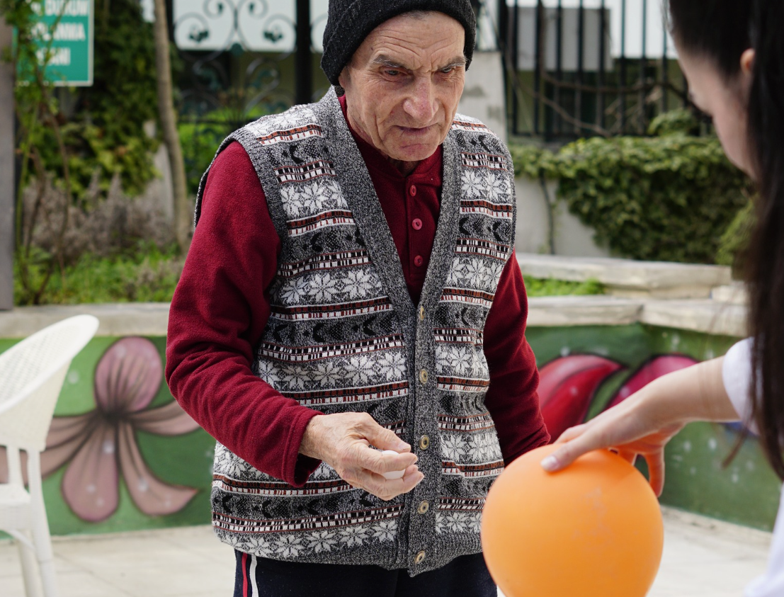 huzurevinde-ameliyat-sonrasi-yasli-bakim