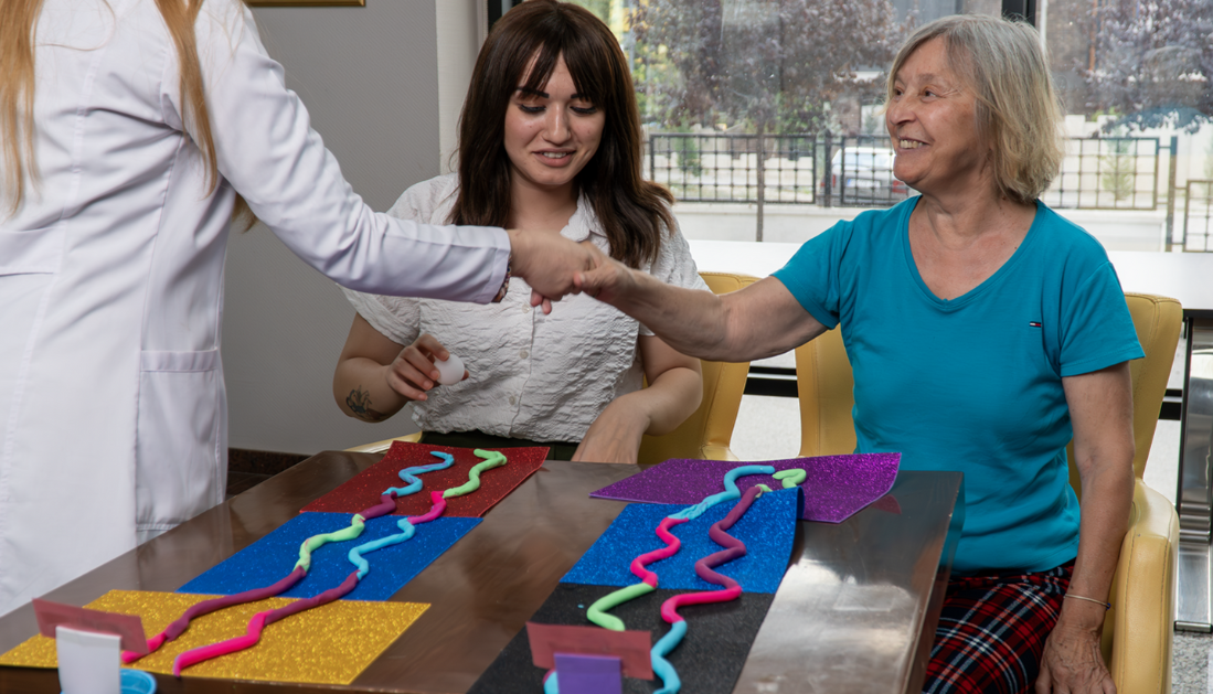 huzurevinde-beslenme-guclugu-ceken-hasta-bakimi