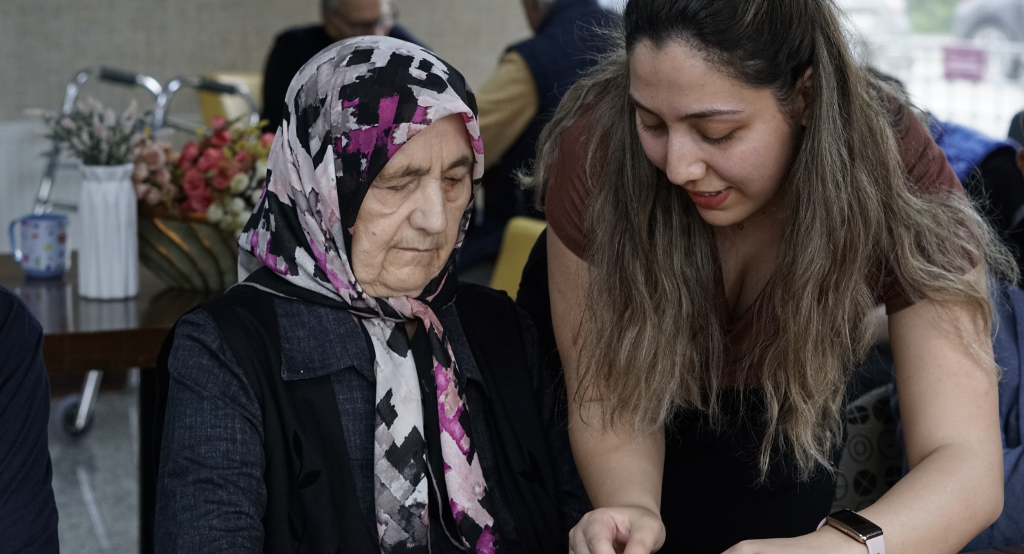 evde-yasli-ile-yasama