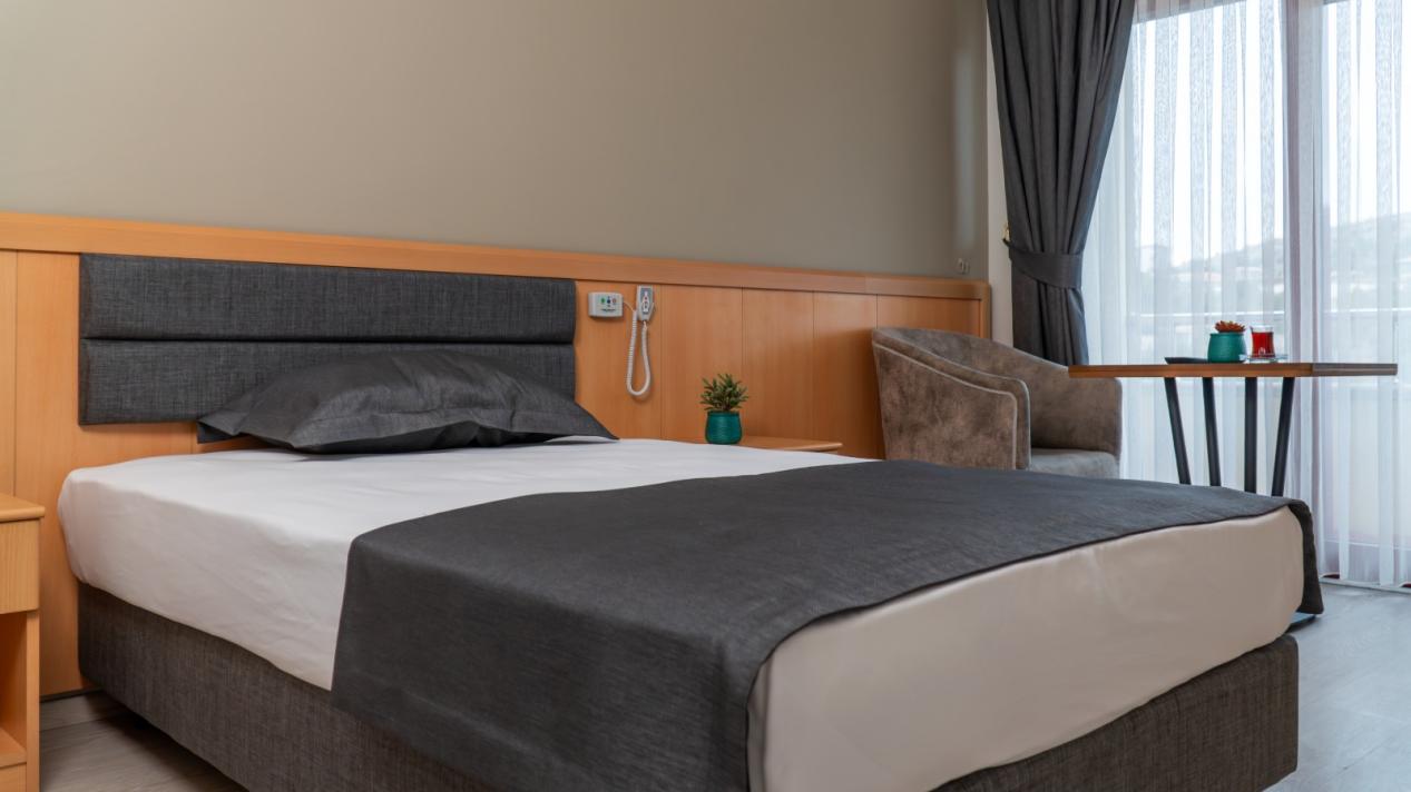 Konforlu ve modern yaşlı bakımevi oda tasarımı