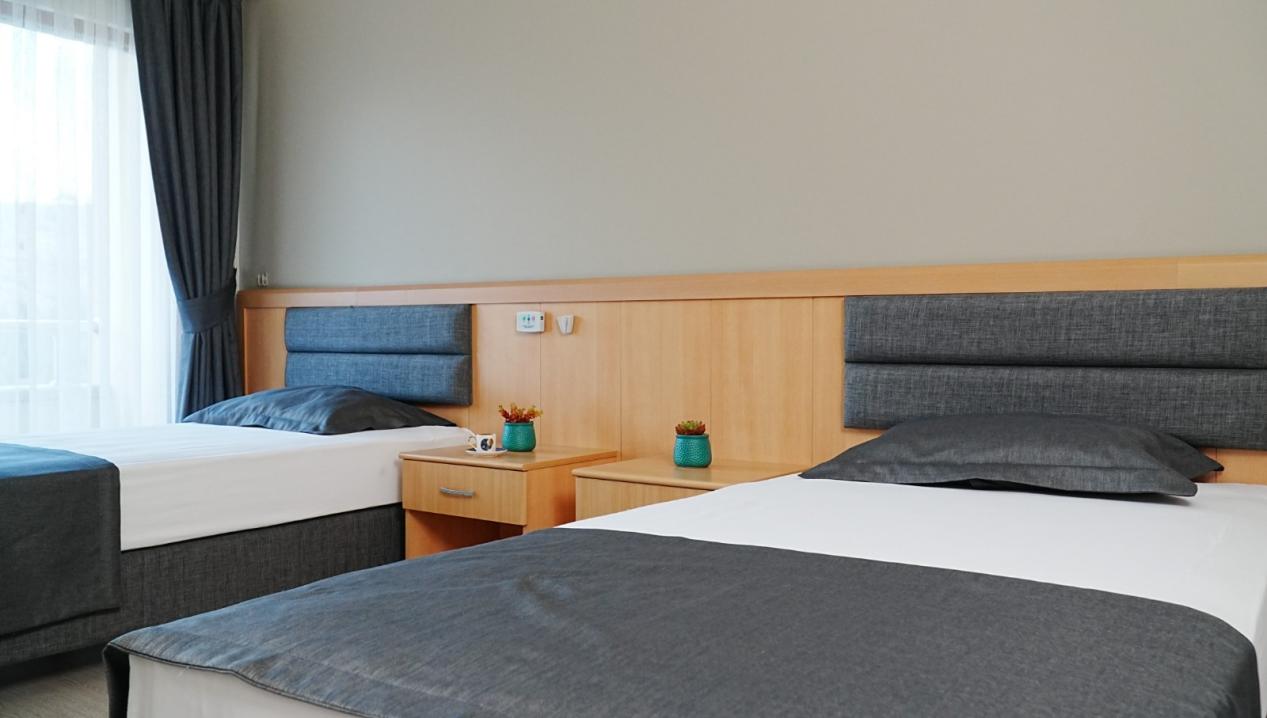 Konforlu ve modern yaşlı bakımevi oda tasarımı