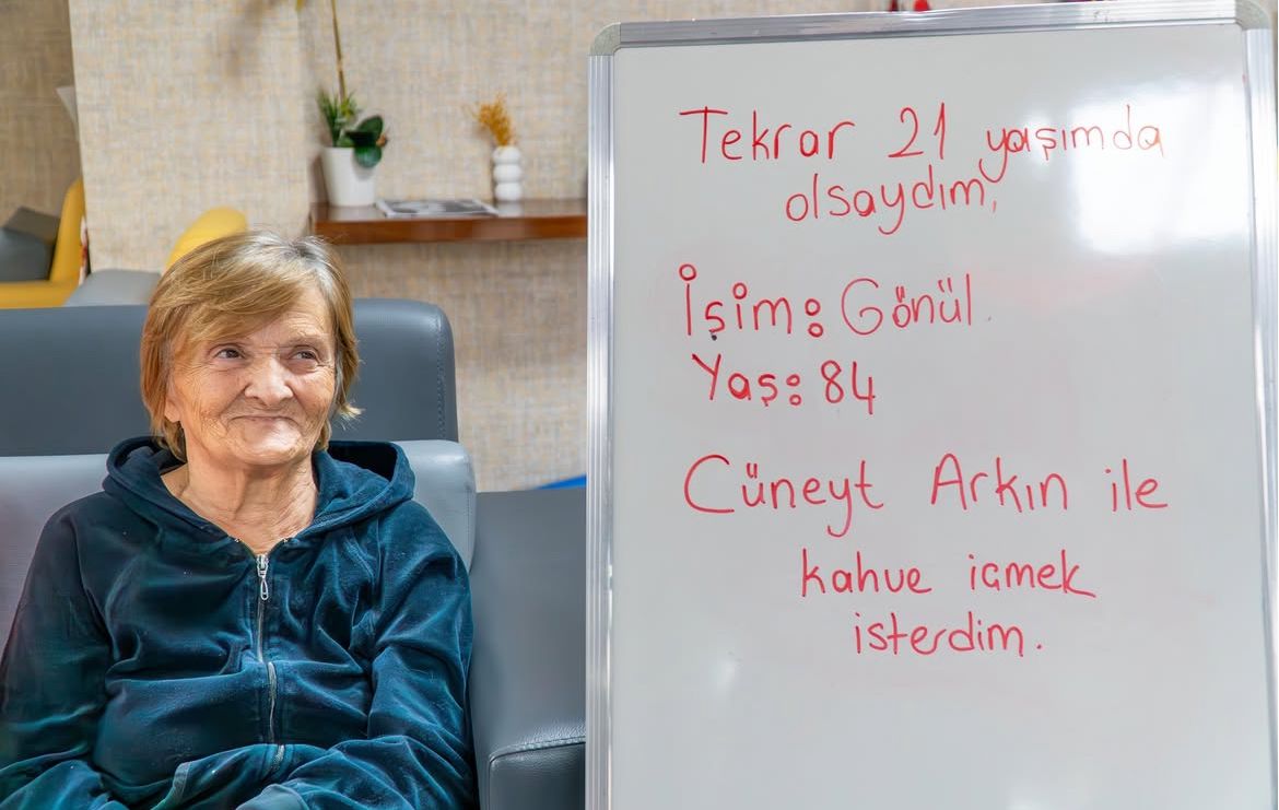 Yaşlı bakımevi sakinleri için düzenlenen sosyal aktivite ve hobi alanı